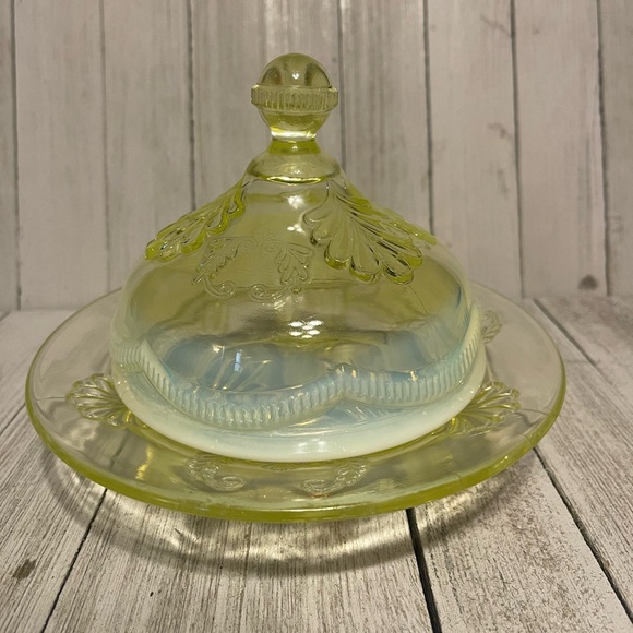 Vtg Uranium Glass Lidded Cheese Tray - Candy Dish - Picture 4 of 9